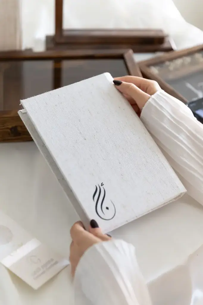 ألبوم بكج  A5 ( 22*30)  (بدون معالجه, اولفين قرين, بوكس خشبي, ذهبي, خط عربي, الاسم المطبوع, التاريخ ميلادي, بدون اضافة لوقو, رابط الصور درايف)